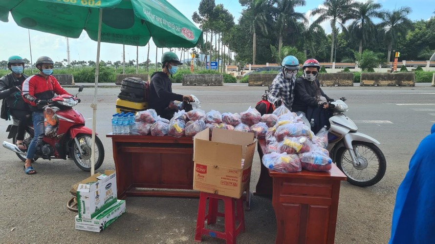 Người dân trên đường về quê tự ghé nhận thức ăn của người dân và chính quyền Thị trấn Dầu Giây gửi tặng.