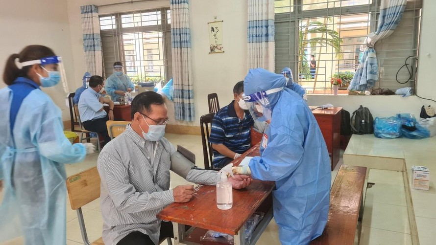 Hàng ngàn người dân ở huyện Thống Nhất được tiêm vắc xin sáng 9/9.
