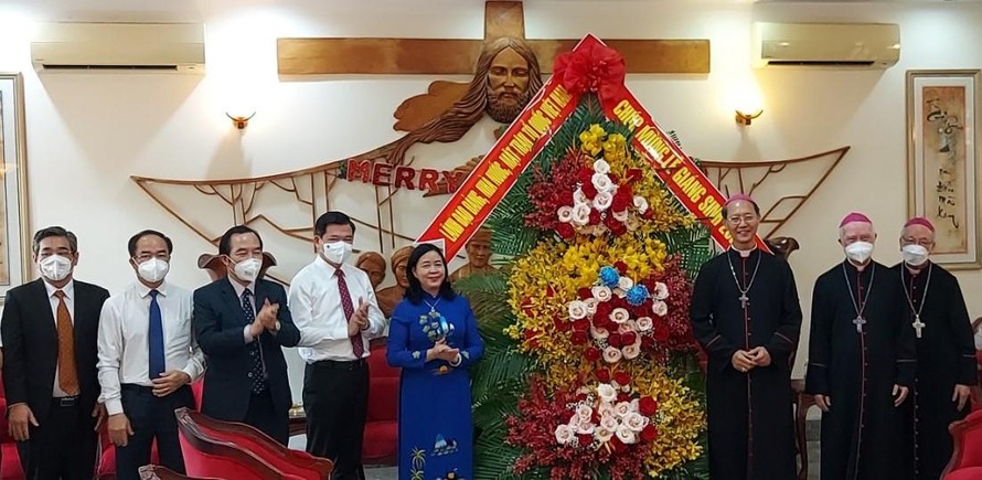 Đại diện Chính phủ Việt Nam tặng hoa cho Tòa Giám mục Giáo phận Xuân Lộc, chúc mừng Giáng sinh 2021. 