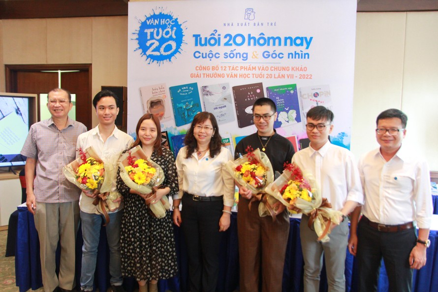 Bà Thu Hà, Giám đốc NXB Trẻ tặng hoa cho các tác giả vào chung khảo.