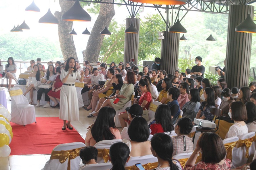 Một chương trình tại Hà Nội với 200 phụ nữ tham dự.