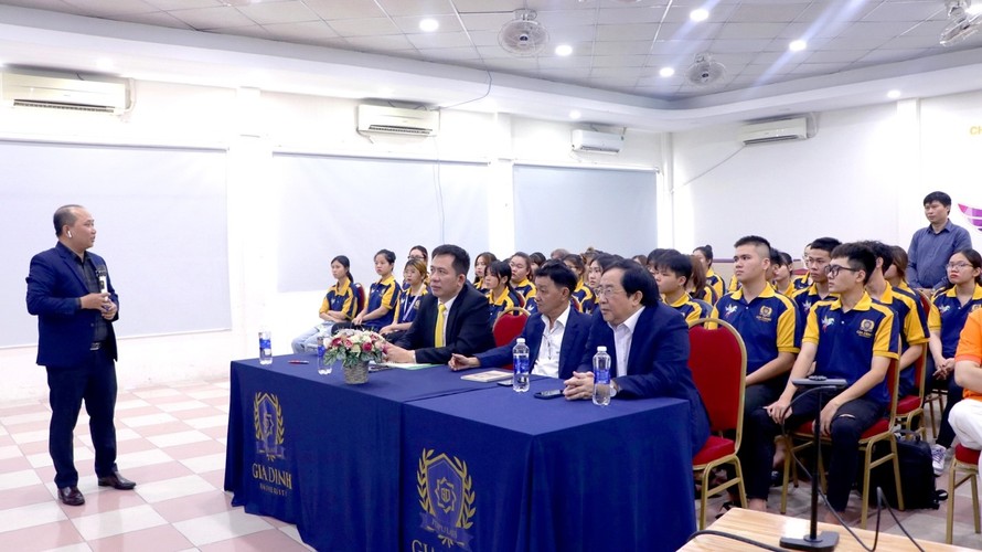 Sinh viên trường Đại học Gia Định tự tin trao đổi tiếng Anh và tiếng Hàn với giáo sư nước ngoài