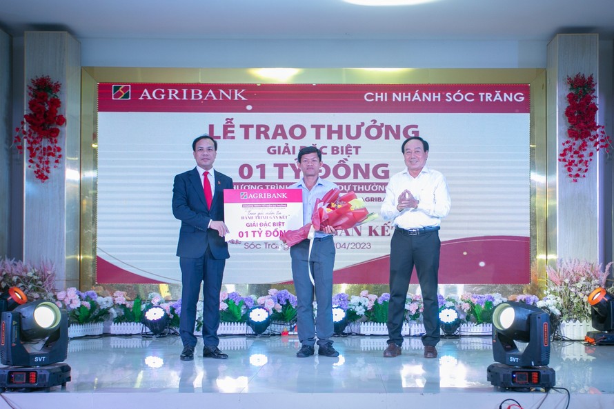 Agribank trao thưởng giải Đặc biệt cho khách hàng gửi tiền tại Sóc Trăng