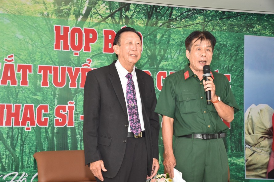 Nhạc sĩ Thế Hiển và cựu lính chiến chiến trường K – nhà thơ Lê Minh Quốc làm người dẫn chương trình tại buổi ra mắt tuyển tập ca khúc “Hát về anh – Nhánh lan rừng”.