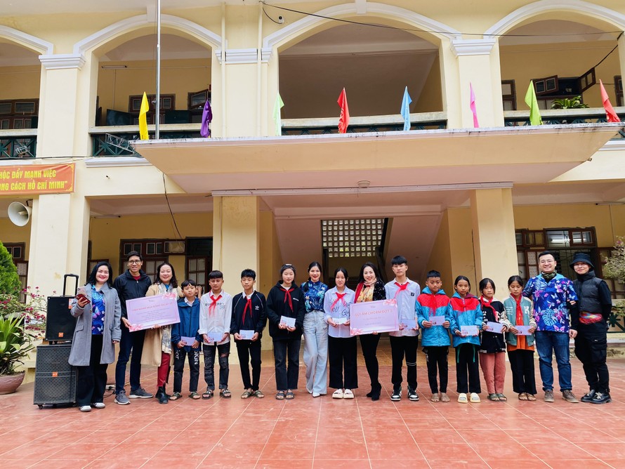 Trao học bổng tại trường cấp 1-2 Tà Hộc, Mai Sơn, Sơn La.