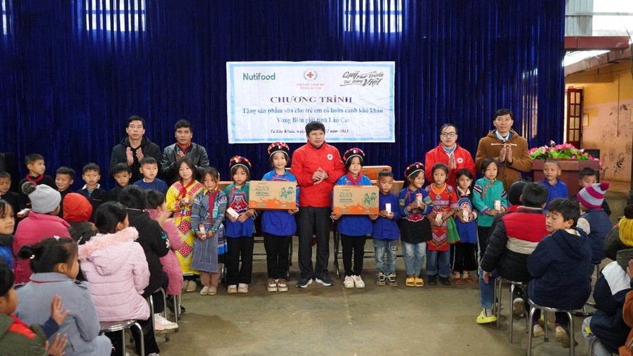 Nutifood trao hàng ngàn phần quà cho trẻ em vùng biên giới phía Bắc