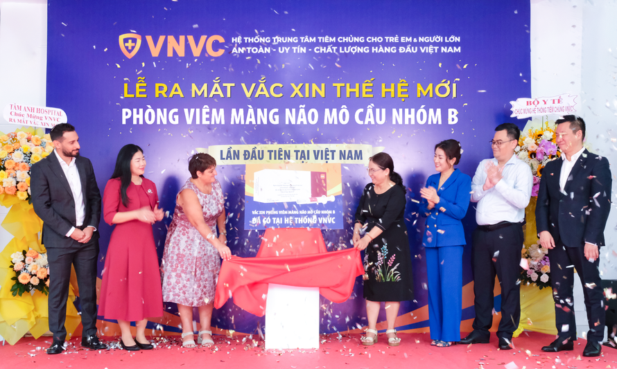 Trẻ em và người lớn Việt Nam được tiêm vắc xin não mô cầu thế hệ mới