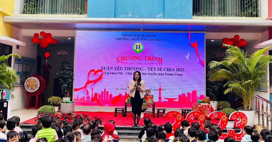 Cô Giáo Nguyễn Thị Thanh Hương, Hiệu Trưởng Trường Mầm non Sao Mai, phát biểu khai mạc chương trình. 