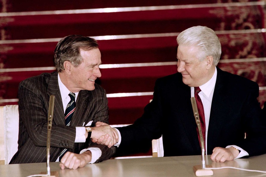 Tổng thống Nga Boris Yeltsin (phải) và Tổng thống Mỹ George Bush.