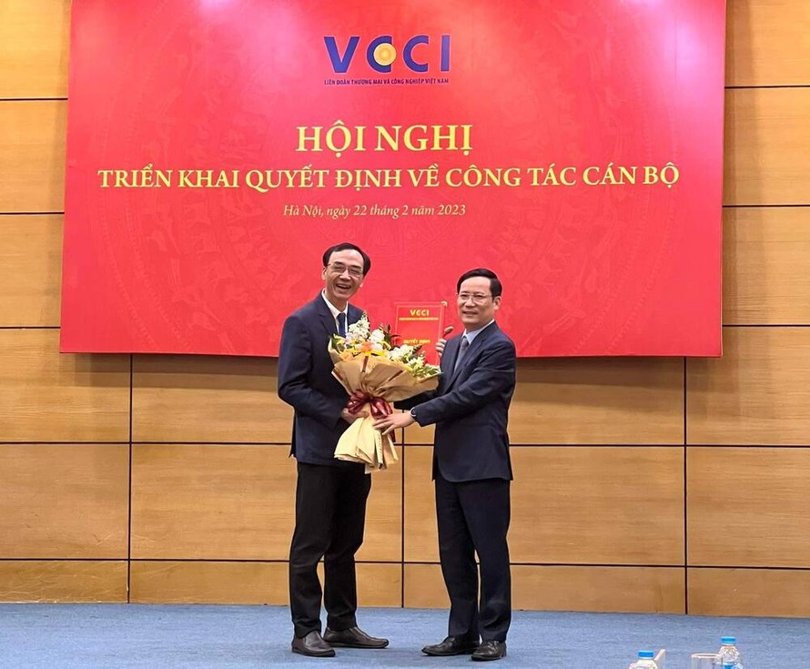 Chủ tịch VCCI - Phạm Tấn Công trao quyết định bổ nhiệm cho đồng chí Nguyễn Linh Anh.