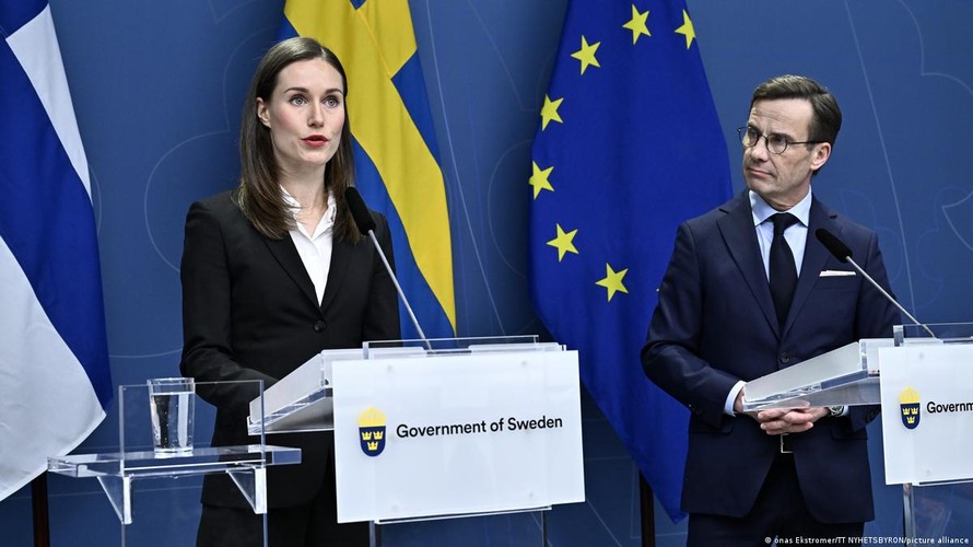 Thủ tướng Phần Lan Sanna Marin (trái) và người đồng cấp Thụy Điển Ulf Kristersson khẳng định cam kết gia nhập NATO. 