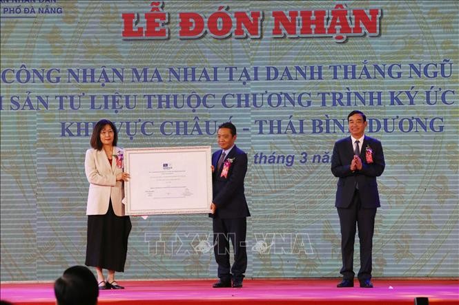 Bà Miki Nozawa, Trưởng ban Giáo dục Văn phòng đại diện UNESCO tại Việt Nam trao Bằng công nhận Ma nhai tại Danh thắng Ngũ Hành Sơn là Di sản tư liệu thuộc Chương trình ký ức thế giới khu vực châu Á - Thái Bình Dương cho Thứ trưởng Bộ Văn hóa, Thể thao và Du lịch Hoàng Đạo Cương. 