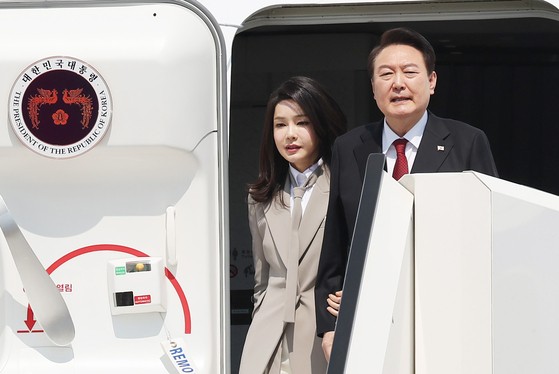 Tổng thống Hàn Quốc Yoon Suk Yeol (phải) và phu nhân lên máy bay trong chuyến thăm Nhật Bản tại căn cứ không quân ở Seongnam, phía Nam Seoul, ngày 16/3/2023.