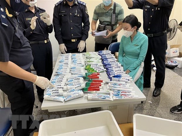 Kiểm đếm lô hàng chất ma túy được giấu trong những tuýp kem đánh răng bị thu giữ từ hành lý của 4 tiếp viên hàng không.