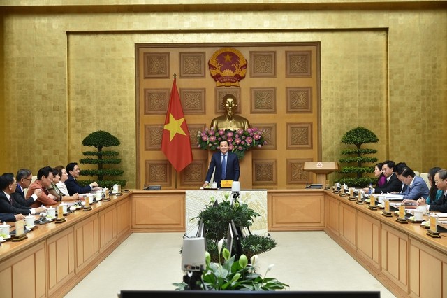 Phó Thủ tướng Lê Minh Khái với các đại biểu.