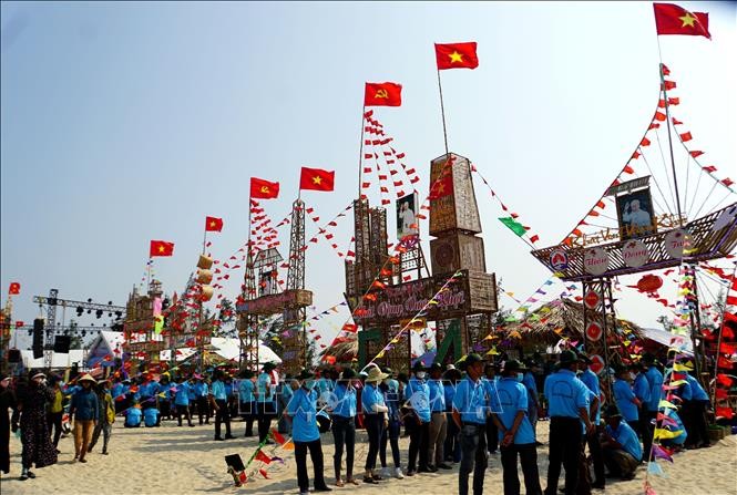 Người dân các địa phương đang thi cắm trại tại lễ hội Văn hóa - Thể thao miền biển huyện Thăng Bình - năm 2023. Ảnh: TTXVN.