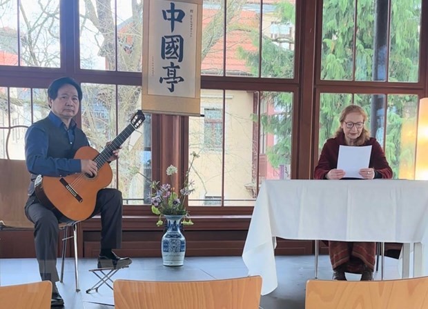 Nhạc sỹ Đặng Ngọc Long và chị Christiane Voigt tại buổi đọc truyện. Ảnh: Mạnh Hùng/TTXVN.