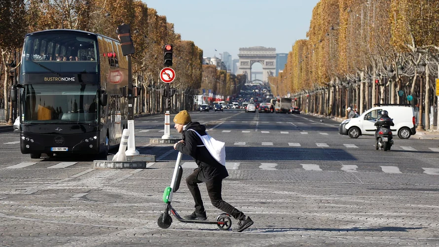 Người dân Pháp đi xe điện scooter tại thủ đô Paris.