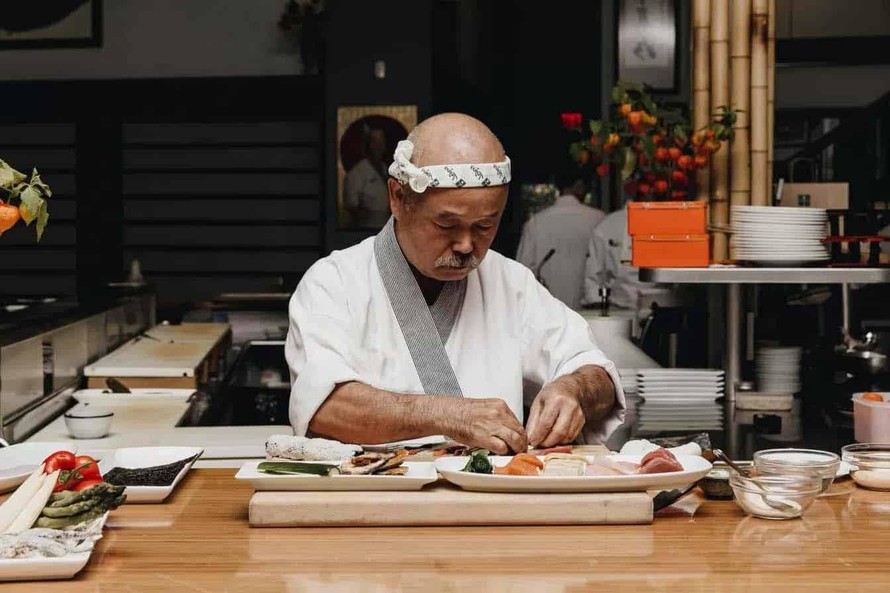 Nghệ nhân Nhật Bản tỉ mỉ chế biến nguyên liệu làm sushi.