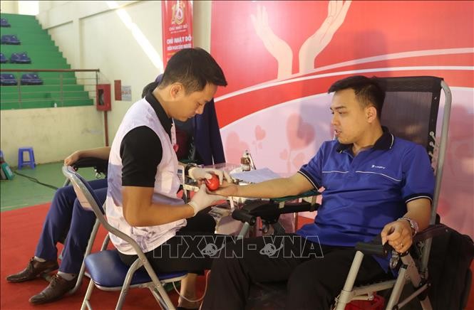 Đông đảo thanh niên Bắc Ninh tham gia hiến máu trong Ngày “Chủ nhật đỏ” lần thứ XV, năm 2023 với chủ đề “Hiến máu cứu người - Sinh mệnh của bạn và tôi”, ngày 28/2. Ảnh: Thái Hùng/TTXVN.