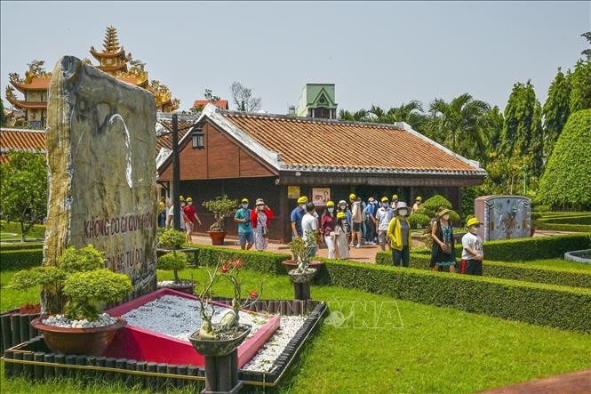 Du khách tham quan Khu di tích Dục Thanh, thành phố Phan Thiết, tỉnh Bình Thuận.