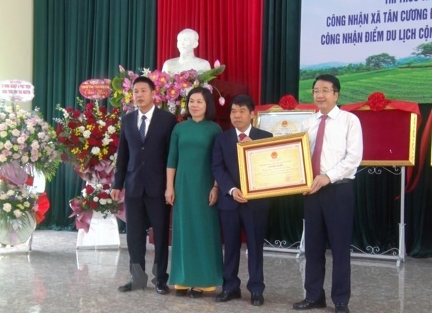 Phó Chủ tịch Ủy ban Nhân dân tỉnh Thái Nguyên Nguyễn Thanh Bình trao quyết định công nhận tri thức trồng và chế biến chè Tân Cương là di sản văn hóa phi vật thể quốc gia. Ảnh: Trần Trang/TTXVN.