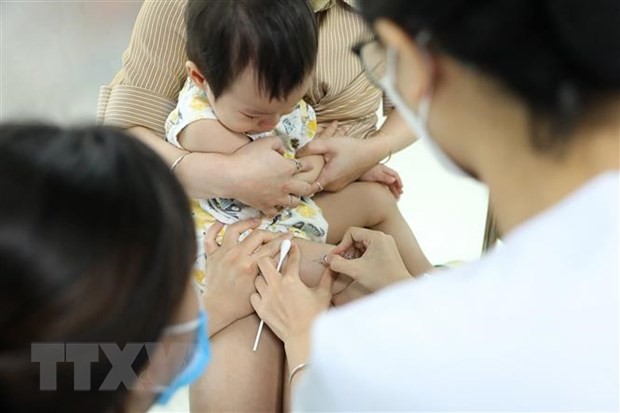 Nhân viên y tế tiêm vaccine phòng cúm cho bé tại Trung tâm tiêm chủng VNVC Trường Chinh, Hà Nội. Ảnh: Minh Quyết/TTXVN.