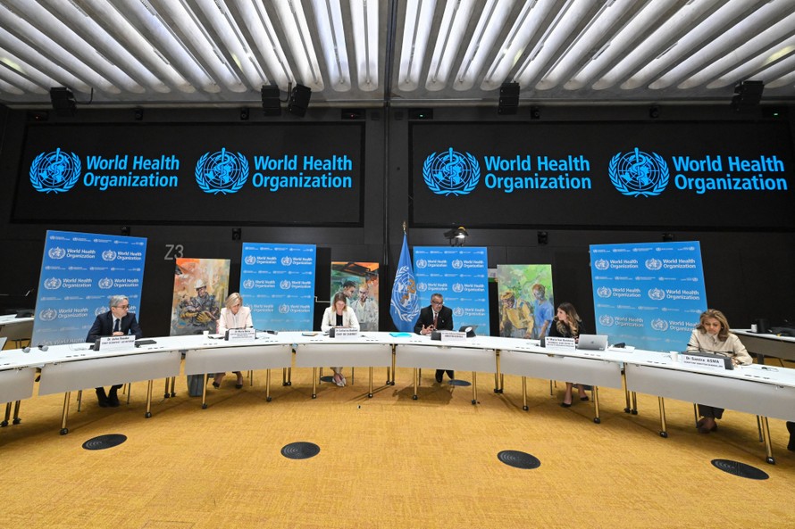 Tổng giám đốc WHO Tedros Adhanom Ghebreyesus (giữa) phát biểu tại cuộc họp báo nhân dịp kỷ niệm 75 năm thành lập WHO, tại Geneva, Thụy Sĩ.