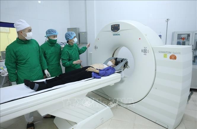 Chụp cắt lớp vi tính cho bệnh nhân tại khoa Cận lâm sàng, Bệnh viện Phổi Lạng Sơn. Ảnh: Anh Tuấn/TTXVN.