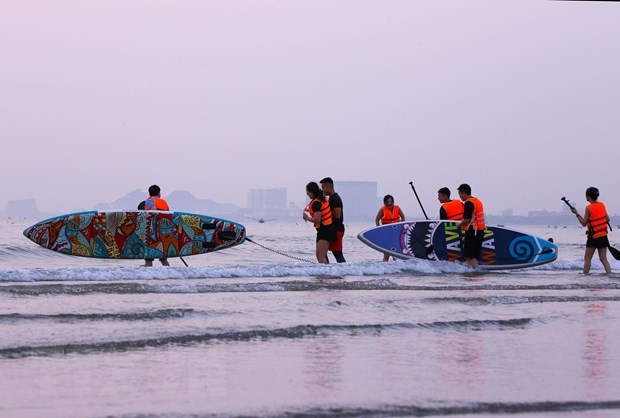 Biển Đà Nẵng lôi cuốn du khách đến tham quan và tham gia các môn thể thao trên biển. Ảnh: Trần Lê Lâm/TTXVN.