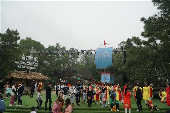 Lễ hội tình yêu Hòn Trống Mái 2023 thu hút đông đảo người dân và du khách.