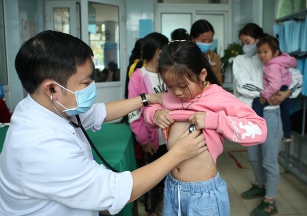 Bác sỹ Bệnh viện Tim Hà Nội khám sàng lọc bệnh tim bẩm sinh cho trẻ tại Bệnh viện Đa khoa tỉnh Lai Châu. Ảnh: Quý Trung/TTXVN.