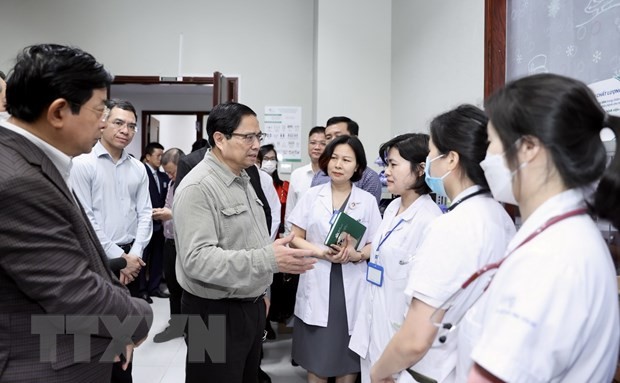 Thủ tướng Phạm Minh Chính kiểm tra việc cung ứng thuốc tại Bệnh viện Nhi Trung ương. Ảnh: Dương Giang/TTXVN.