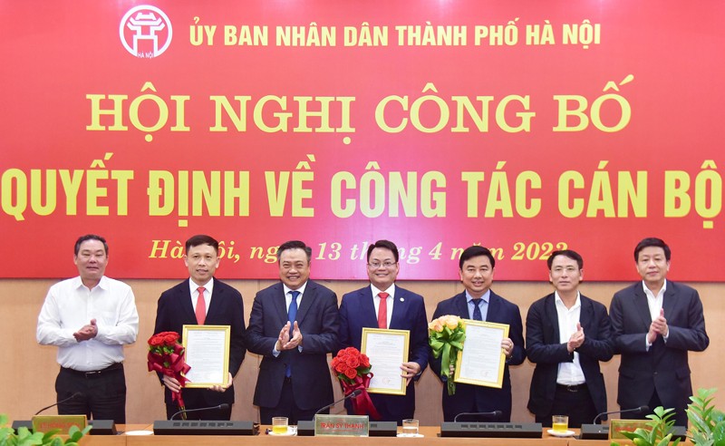 Chủ tịch UBND thành phố Hà Nội Trần Sỹ Thanh và các đồng chí lãnh đạo thành phố Hà Nội trao quyết định, tặng hoa chúc mừng các đồng chí nhận nhiệm vụ mới.