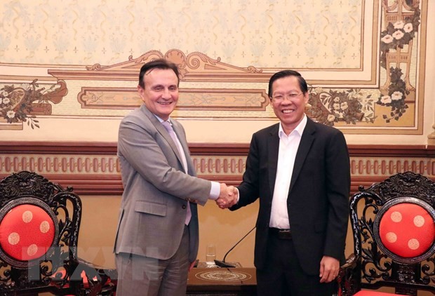 Ông Phan Văn Mãi (phải), Chủ tịch Ủy ban Nhân dân Thành phố Hồ Chí Minh tiếp ông Pascal Soriot (trái), Tổng Giám đốc Tập đoàn AstraZeneca. Ảnh: Xuân Khu/TTXVN.
