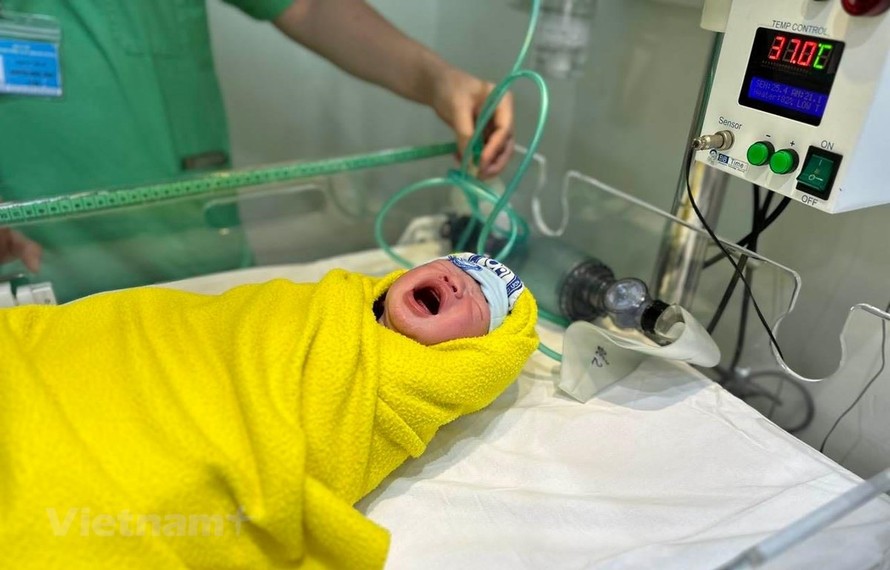 Một em bé chào đời tại Bệnh viện Phụ sản Trung ương.