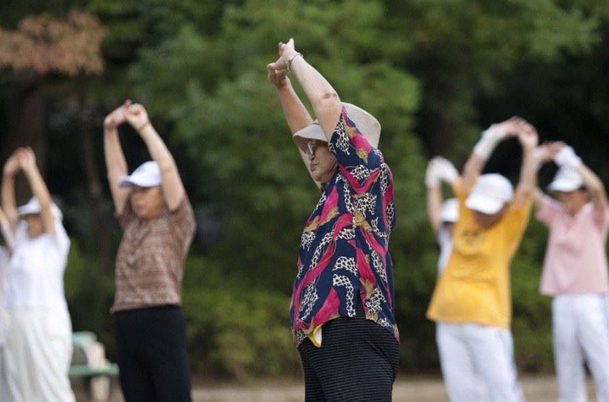 Người cao tuổi Nhật Bản tập thể dục tại một công viên