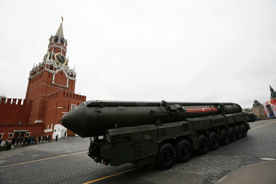 Bệ phóng tên lửa đạn đạo liên lục địa Topol M của Nga trong lễ duyệt binh tại Quảng trường Đỏ năm 2017. Ảnh: AP.
