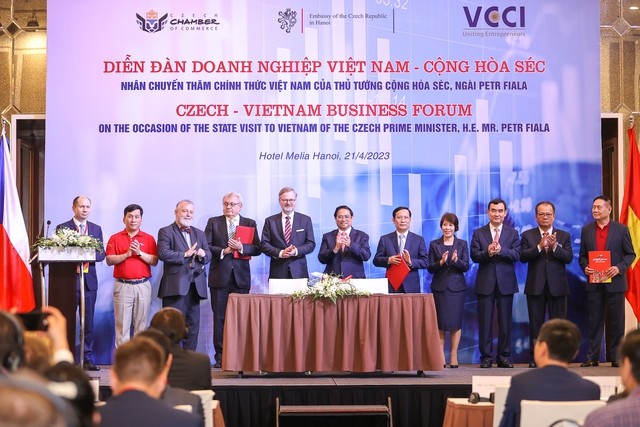 Thủ tướng Phạm Minh Chính và Thủ tướng Cộng hòa Czech chứng kiến lễ ký kết hợp tác giữa cơ quan, doanh nghiệp hai nước. Ảnh: VGP.