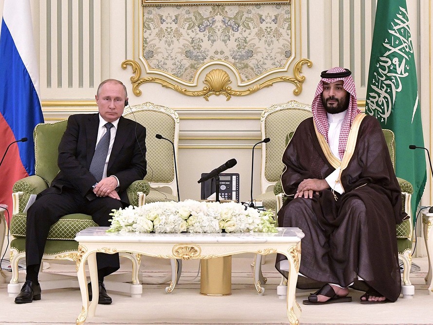 Tổng thống Nga Vladimir Putin và Thái tử Saudi Arabia Mohammed bin Salman.