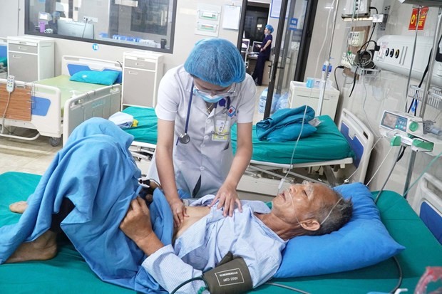 Bác sỹ Khoa Hồi sức cấp cứu - Bệnh viện Đa khoa Hùng Vương thăm khám cho bệnh nhân Trần Xuân Y., bị sốc phản vệ sau khi uống thuốc đông y. Ảnh: Trung Kiên/TTXVN.
