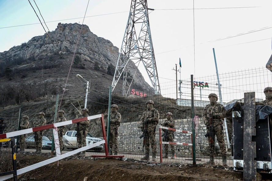 Quân đội Azerbaijan đứng gác tại một trạm kiểm soát ở hành lang Lachin năm 2022. Ảnh: SCMP.