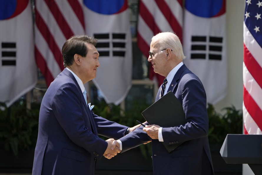 Tổng thống Mỹ Joe Biden (phải) trong cuộc họp báo chung với người đồng cấp Hàn Quốc Yoon Suk Yeol ngày 26/4/2023. Ảnh: NBC.