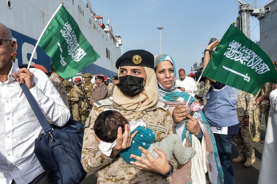 Binh sỹ Saudi Arabia bế em bé Sudan sơ tán tránh xung đột, tại căn cứ hải quân ở Jeddah, ngày 26/4/2023.