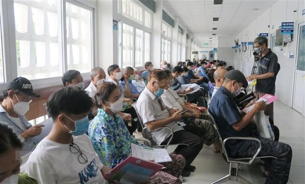 Nhiều người cao tuổi chờ đến lượt khám bệnh tại Bệnh viện Thống Nhất, Thành phố Hồ Chí Minh. Ảnh: Đinh Hằng/TTXVN.