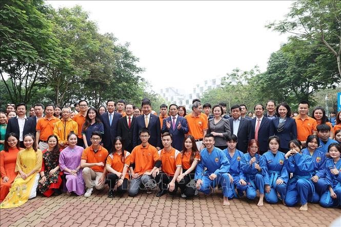 Thủ tướng Phạm Minh Chính với giảng viên và sinh viên Trường Đại học FPT. Ảnh: Dương Giang/TTXVN.