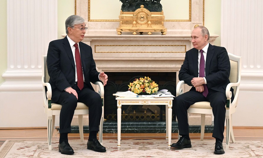 Tổng thống Nga Vladimir Putin và Tổng thống Kazakhstan Kassym-Jomart Tokayev. 