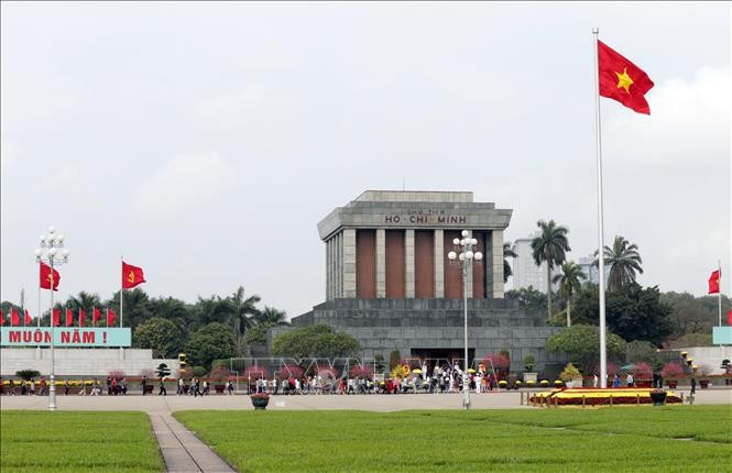 Người dân tới thăm Lăng Chủ tịch Hồ Chí Minh. Ảnh tư liệu: Anh Tuấn/TTXVN.