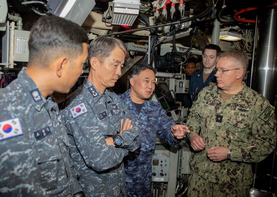 Các chỉ huy tàu ngầm Mỹ, Nhật Bản và Hàn Quốc tham quan tàu ngầm USS Maine của Mỹ. Ảnh: Yonhap.