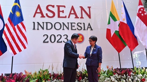Ngoại trưởng Indonesia Retno Marsudi chào đón Tổng thư ký ASEAN Kao Kim Hourn.